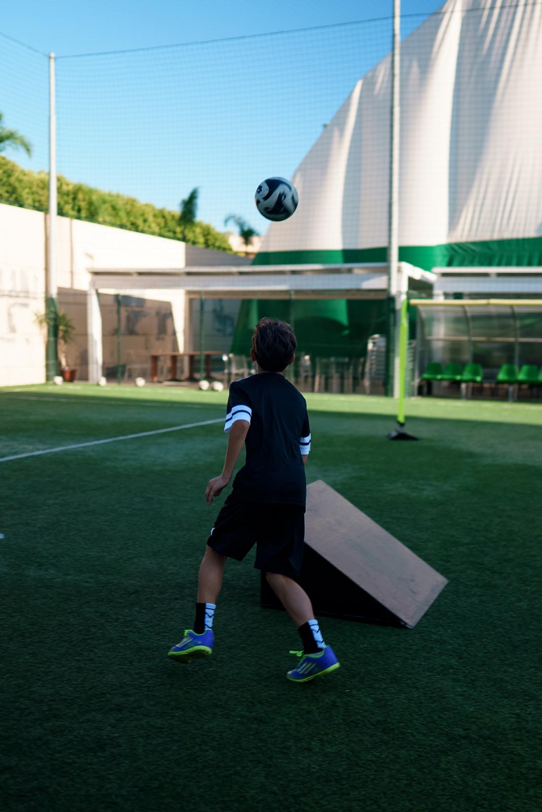 Giovane atleta in allenamento tecnico sul campo